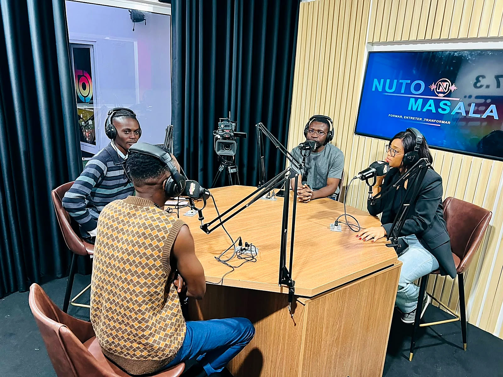 Formandos numa atividade prática em estúdio de rádio